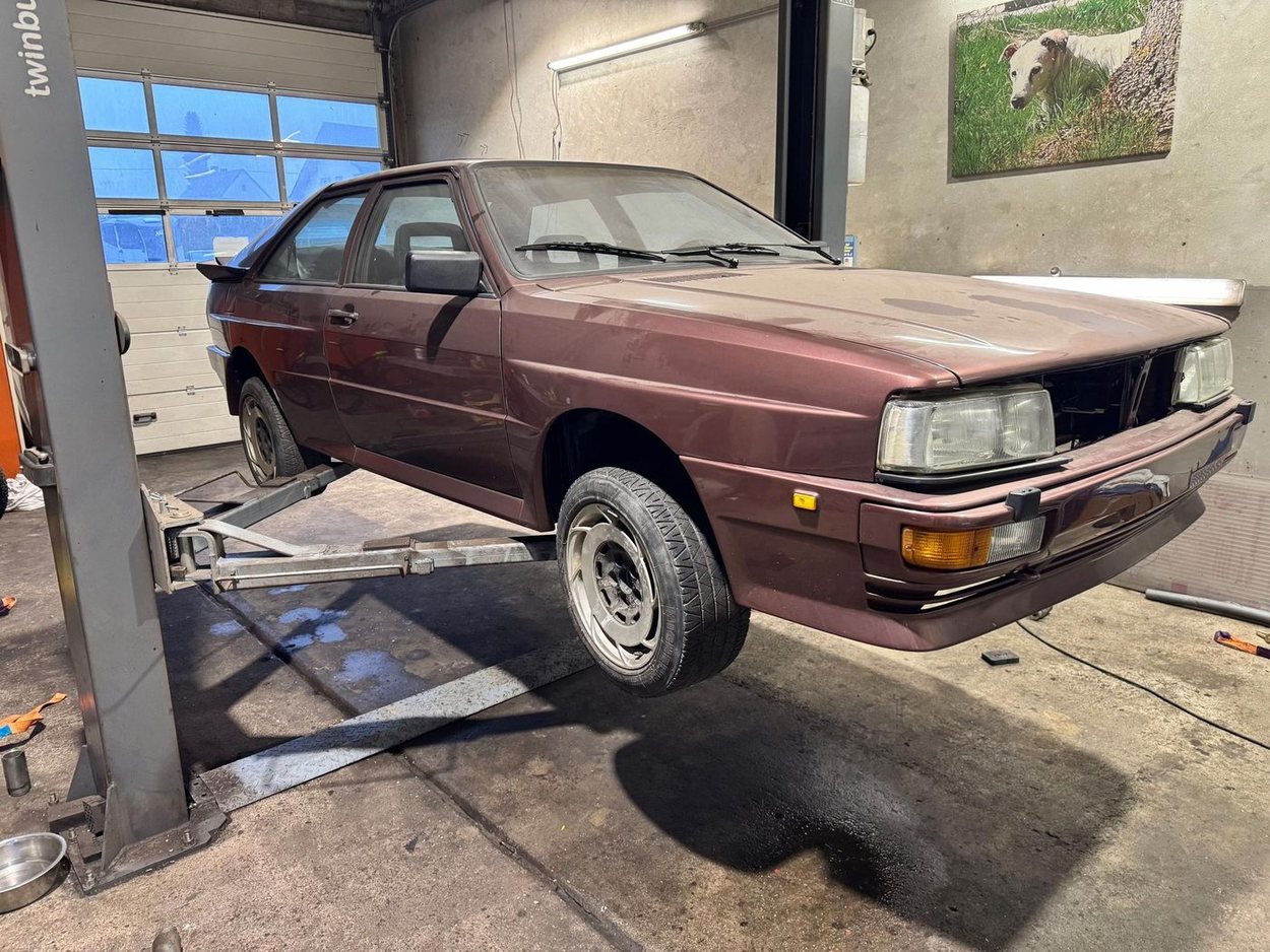 Bordeauxroter Audi quattro auf der Hebebühne in der Werkstatt in Argenthal